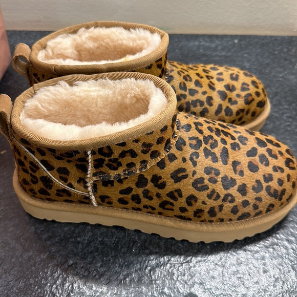 Uggs mini leopard print boots - Picture 2 of 8
